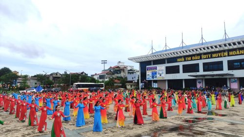 ảnh áo dài biểu diễn.JPG