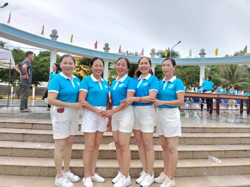 4 chị em.JPG